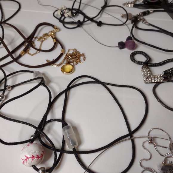 Lot Of Over 30 Pendant Necklaces. As Is. - Picture 12 of 16